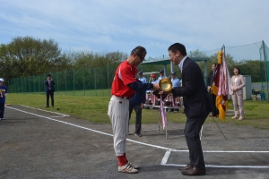 女子部優勝カップ返還
