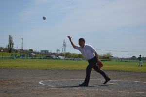 Aグランド始球式（大室会長）