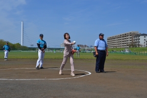 Bグランド始球式（増山都議）